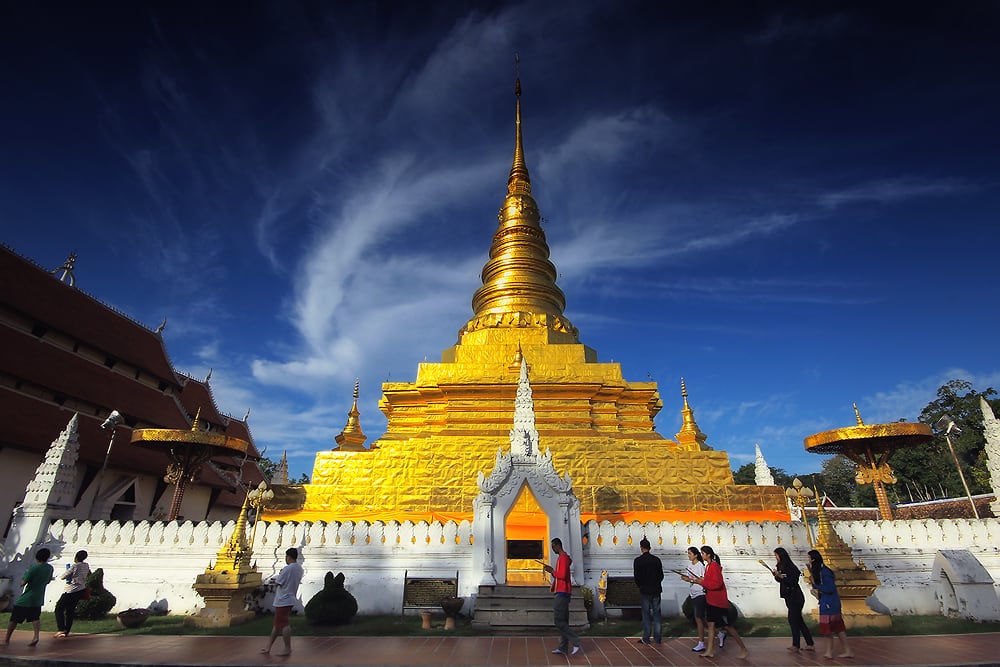 องค์พระธาตุสีทองของวัดพระธาตุแช่แห้ง จังหวัดน่าน