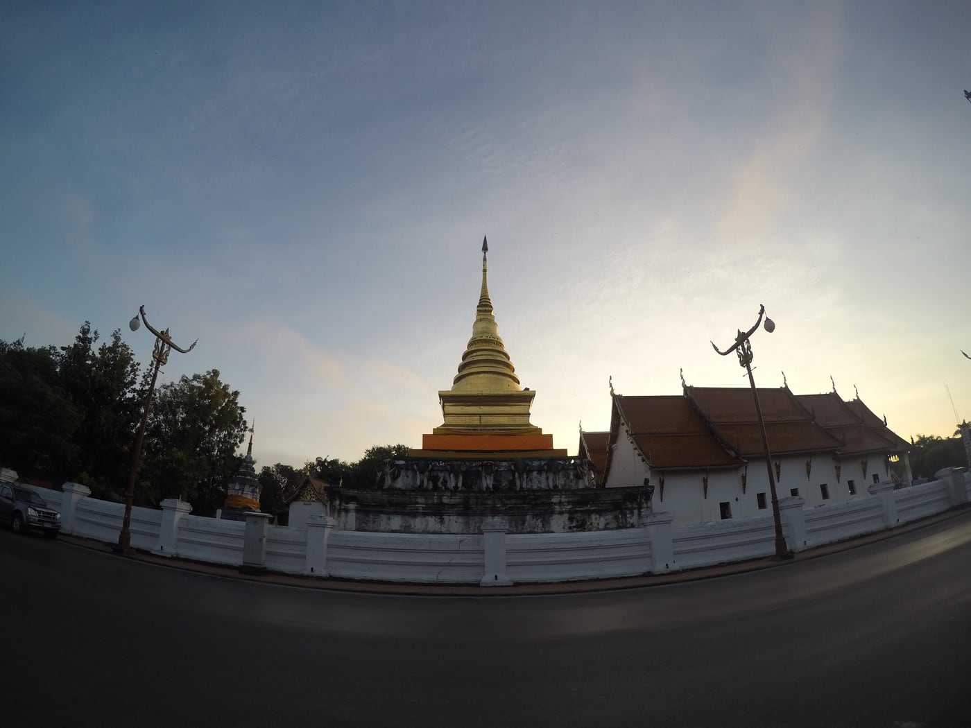 พระเจดีย์สีทองและวิหารวัดพระธาตุช้างค้ำวรวิหาร จังหวัดน่าน