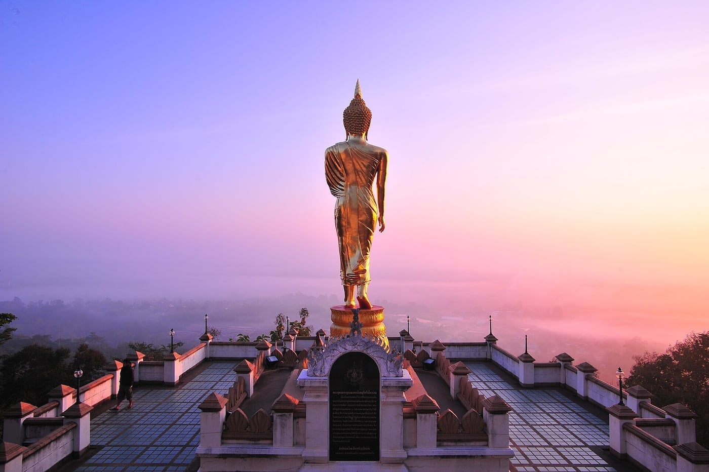 พระพุทธมหาอุตมมงคลนันทบุรีศรีเมืองน่านและวิวเมืองยามเช้า