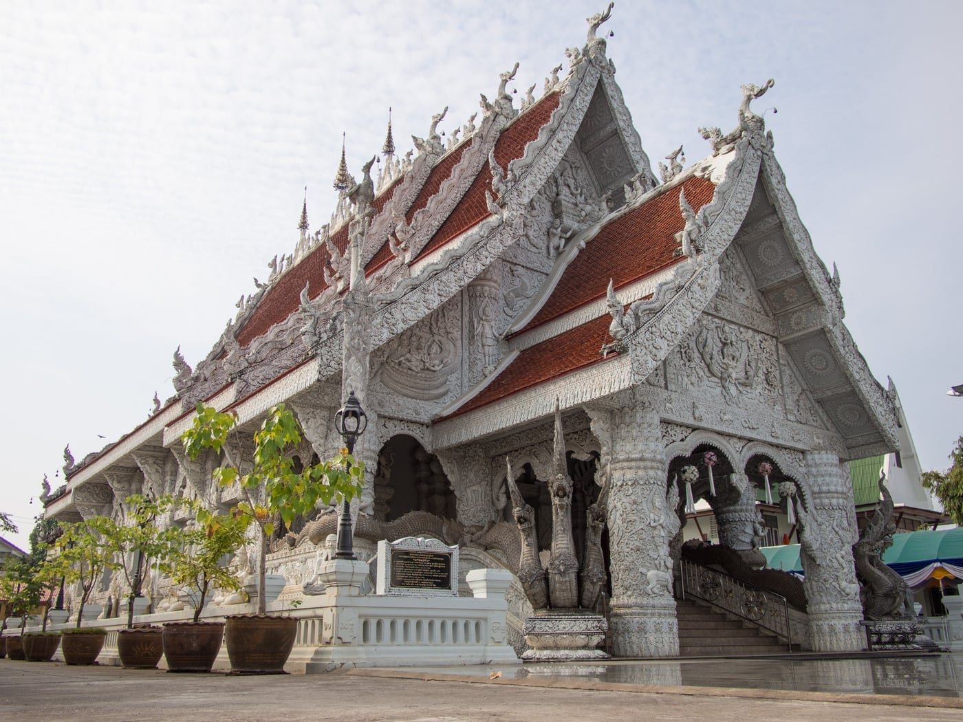 วิหารปูนปั้นสีขาวของวัดมิ่งเมือง จังหวัดน่าน