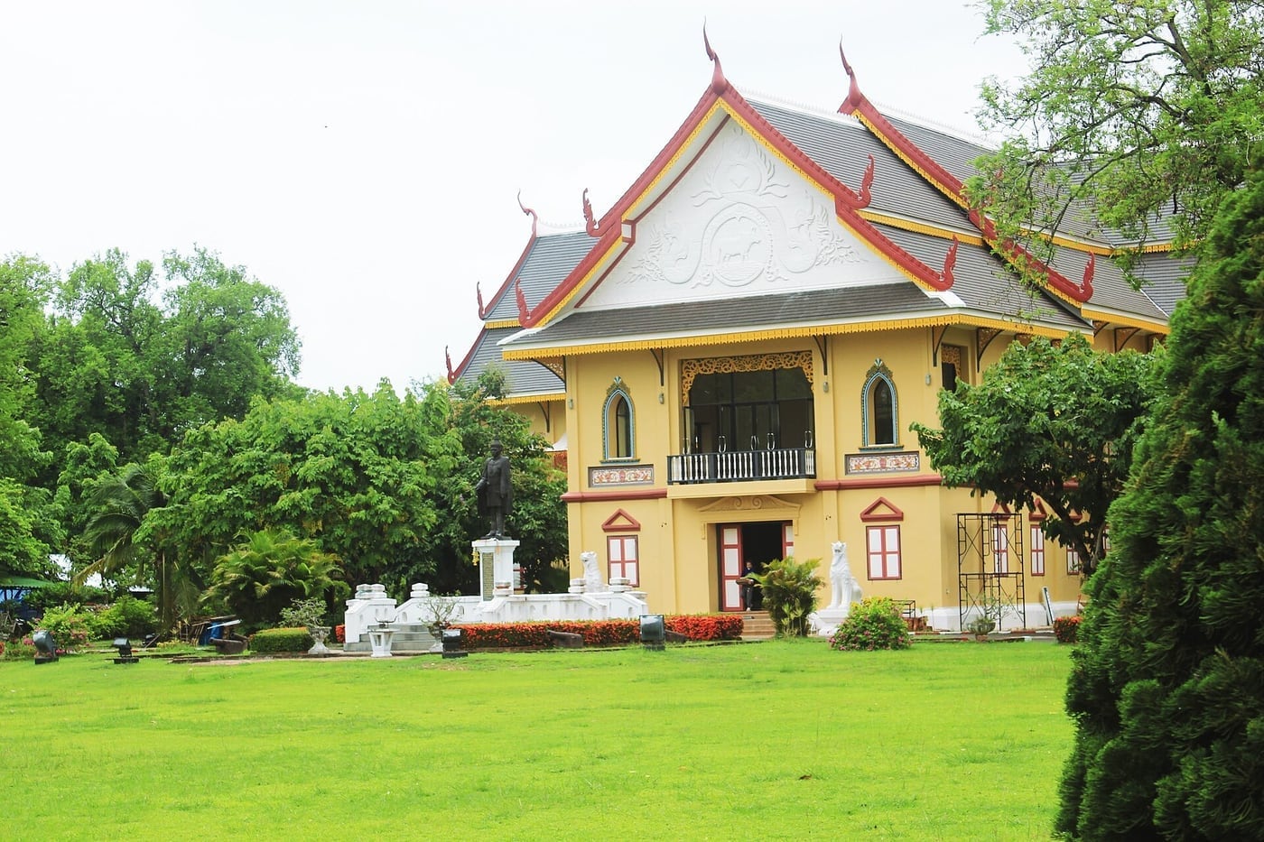 อาคารพิพิธภัณฑสถานแห่งชาติน่านและสนามด้านหน้า