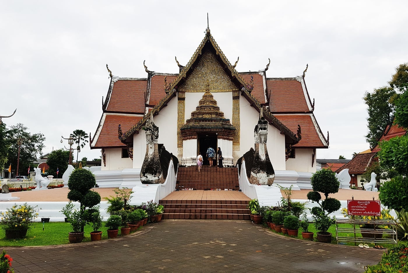 บริเวณข่วงเมืองด้านหน้าวัดภูมินทร์ จังหวัดน่าน